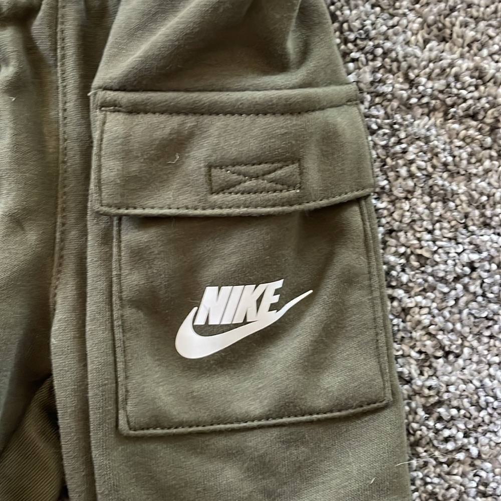 NEW! NIKE WHITE AND GREEN 2-PIECE T-SHIRT & SHORTS SET. SIZE 2T. BOYS. - Picture 3 of 8